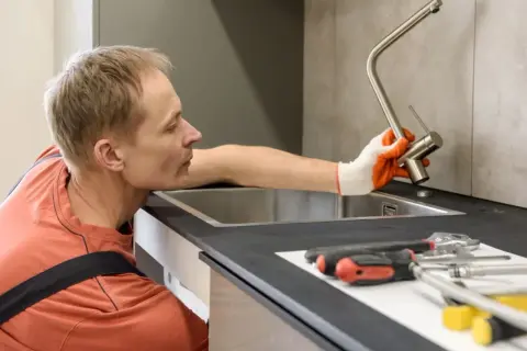Zatkany zlew? Odetkaj go sam! Proste i skuteczne domowe metody.