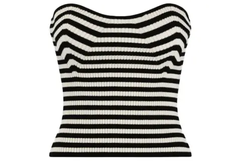 Randig, ribbstickad vit tube top med en smickrande passform.