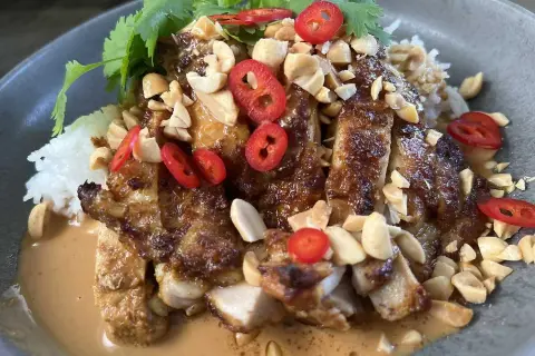 En läcker kyckling satay med ris, jordnötter, chili och koriander i en krämig jordnötssås.
