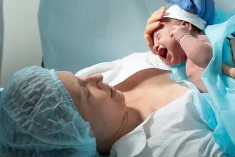 Nowy człowiek na świecie! Po cesarskim cięciu połóg trwa zwykle dłużej, ale radość z maleństwa jest bezcenna.