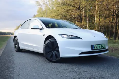 Czy Tesla ma silnik spalinowy? Prawda o elektrycznych samochodach
