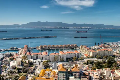 Vista panorámica de Algeciras, con su puerto lleno de barcos y edificios blancos. Un lugar ideal para descubrir qué ver en Algeciras.