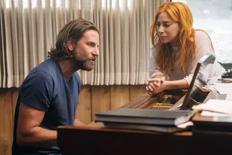 Bradley Cooper und Lady Gaga am Klavier, ein ikonischer Moment aus Musikfilmen, der die Kraft der Kunst zeigt.