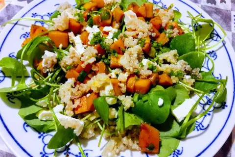 Bunter Salat mit Kürbis, Quinoa und Feta. Ein leckeres Postelein Rezept für den Sommer.