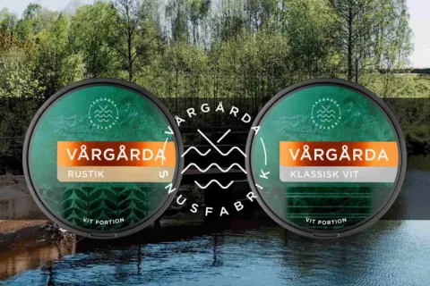 Två dosor Vårgårda snus med en bakgrund av en grönskande skog och en gyllene flod.