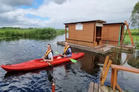 Spływy kajakowe Biebrzą: Przewodnik po trasach, kosztach i logistyce