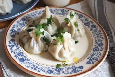 Chinkali przepis: pyszne pierożki z mięsem i ziołami, gotowe do podania.