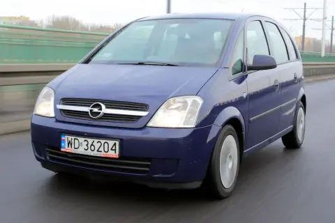Niebieski Opel Meriva w ruchu drogowym. Wiele osób szuka opinii o tym modelu, a ten egzemplarz wygląda na zadbany.