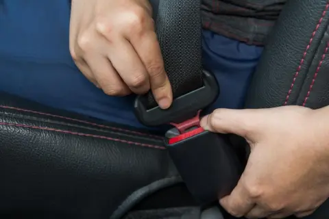 Jak zbudowane są pasy bezpieczeństwa i jak chronią życie w samochodzie