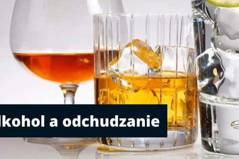 Szklanki z bursztynowym alkoholem i lodem. Czy jaki alkohol na redukcji jest dozwolony?