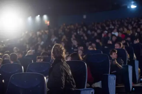 Una multitud en una sala de cine, disfrutando de la semana del cine.
