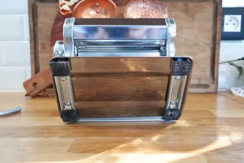 Machine à pâtes Silvercrest Lidl, vue de dessous, avec pieds antidérapants et corps en bois.