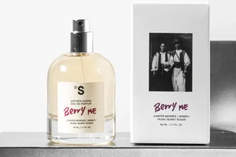 Perfumy Berry Me z nutami jagód, bursztynu i palonego cukru. Ten zapach gourmand przywołuje wspomnienia z dzieciństwa.