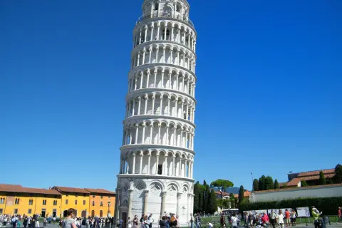 La Torre di Pisa, con la sua inconfondibile pendenza, attira turisti da tutto il mondo. Informazioni sulla Torre di Pisa sono disponibili ovunque in questa piazza affollata.
