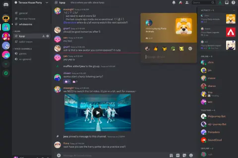 Zrzut ekranu z aplikacji Discord, pokazujący rozmowę na kanale #kpop, aktywność graczy i listę użytkowników online.