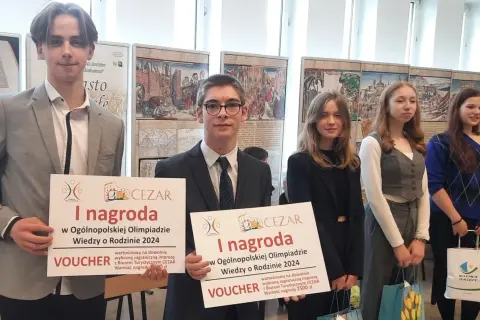 Uczniowie z nagrodami I stopnia w Ogólnopolskiej Olimpiadzie Wiedzy o Rodzinie 2024.