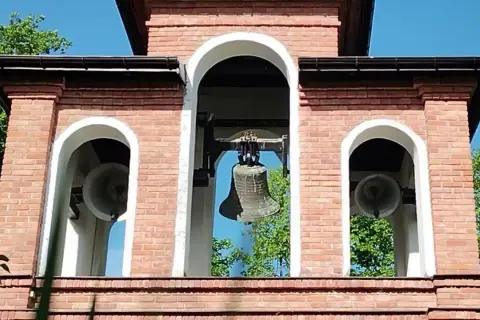 Kiedy biją dzwony w kościele? Odkryj tajemnice ich rytmu