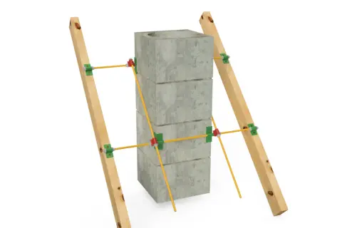 Solidne mocowanie komina do więźby dachowej, zapewniające stabilność konstrukcji.