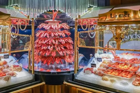 Impresionante torre de langostas y mariscos frescos, parte del buffet más grande de Europa.