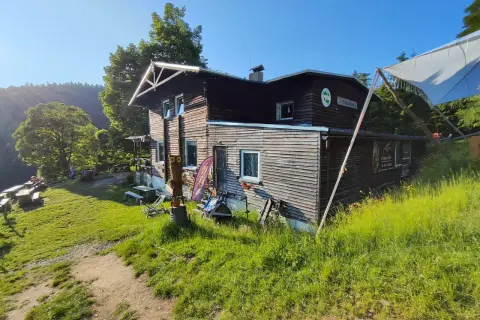 Drewniana chata w górach, idealne miejsce na odpoczynek po wędrówce w okolicy Nowej Rudy.