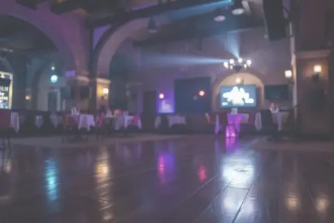 Gdzie można potańczyć w Ustce? Odkryj najlepsze kluby i imprezy