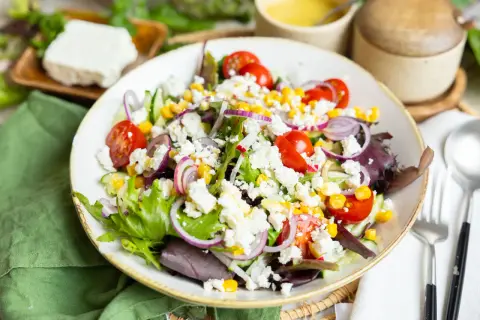 Ein bunter, gemischter Salat wie im Restaurant, mit Feta, Tomaten, Gurken und Mais. Frisch und lecker!