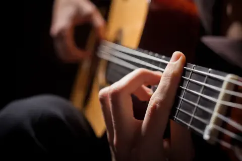 Ile trwa nauka gry na gitarze elektrycznej? Realne ramy czasowe
