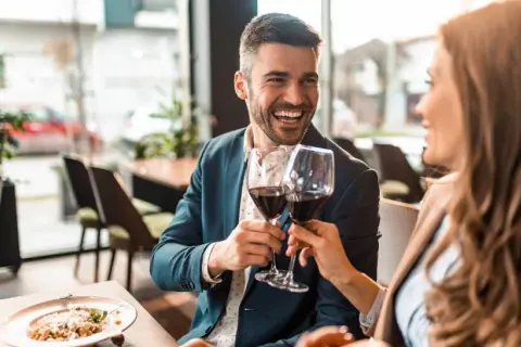 Jak się ubrać do restauracji na obiad? Poradnik stylu i pewności.