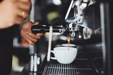 Die beste Gastro-Kaffeemaschine: Qualität & Profit steigern