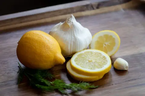 Ajo con limón para que sirve: ingredientes frescos para una receta saludable.