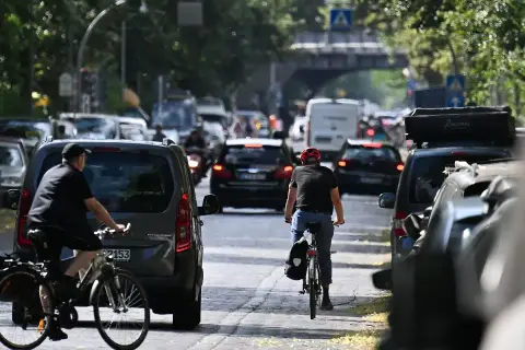 Verkehr in Berlin: Radfahrer und Autos auf dem Weg von Berlin nach Polen mit dem Auto.