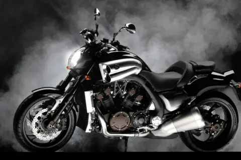 Potente V Max 1700 negra emerge de la niebla, mostrando su motor musculoso y diseño agresivo.