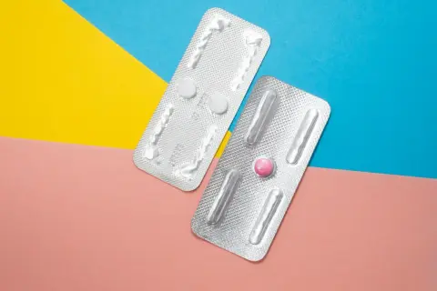 Tabletki antykoncepcyjne w blistrach. Szybka pomoc, jak zapobiec ciąży po stosunku.