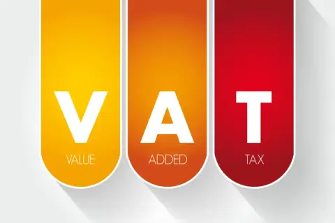 Trzy pionowe, kolorowe prostokąty z białymi literami: V, A, T. Pod nimi napisy: VALUE, ADDED, TAX. Podatek należny.