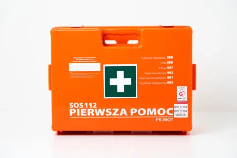 Apteczka pierwszej pomocy: Kompletny przewodnik po wyposażeniu i normach