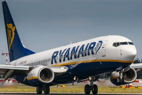 Samolot Ryanair startuje, zapowiadając tanie podróże i świetne zniżki.