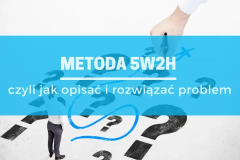 Metoda 5W1H: jak opisać i rozwiązać problem? Człowiek wpatruje się w znaki zapytania, ręka z długopisem zaznacza kluczowe pytania.