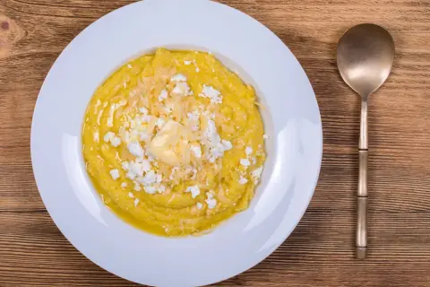 Pyszna polenta z serem i masłem, gotowa do zjedzenia.