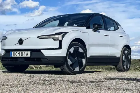 Vit Volvo EX30 på grusväg, redo för ett spännande volvo ex30 test under en molnig himmel.
