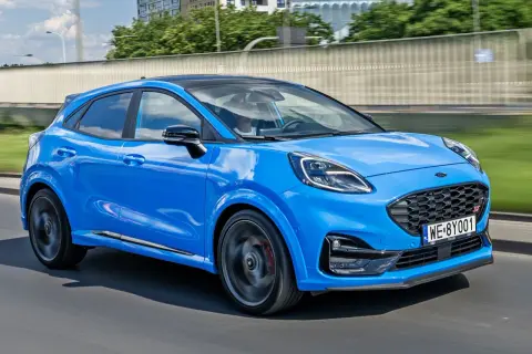 Niebieski Ford Puma ST w ruchu. Sprawdź aktualną ford puma cena i możliwości tego sportowego SUV-a.