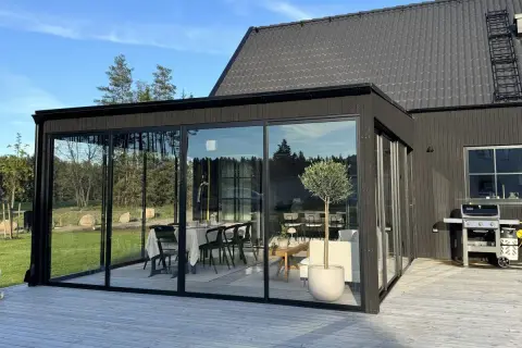 Moderna altaner med glaspartier som släpper in ljus. Ett perfekt ställe för middagar utomhus.