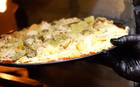 Blacha do pizzy z dziurkami czy bez – która lepsza dla Twojej pizzy?