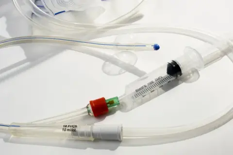 Sprzęt do badania urodynamicznego: cewnik z balonikiem, strzykawka i dreny. Badanie urodynamiczne co wykrywa? Problemy z pęcherzem i cewką.