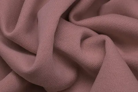 Miękka, różowa dresówka pętelkowa, idealna na wygodne bluzy i spodnie.