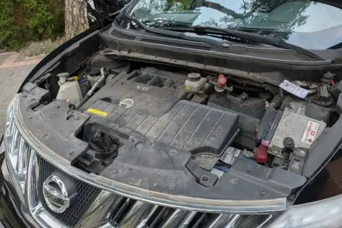 Silnik V6 w Nissan Murano. Zastanawiasz się nad **nissan murano spalanie**? Ten silnik to serce auta, które wpływa na jego apetyt na paliwo.