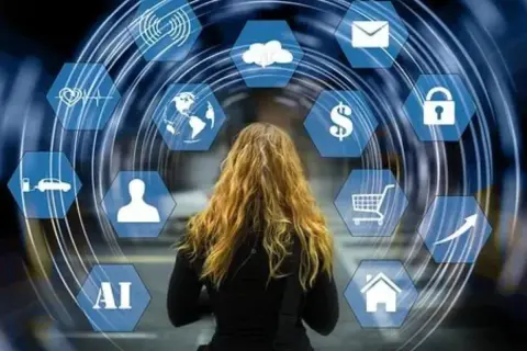 Mujer frente a un círculo de iconos digitales que representan la **inteligencia cristalizada**: salud, hogar, IA, coche, mundo, finanzas, seguridad, compras, correo y crecimiento.