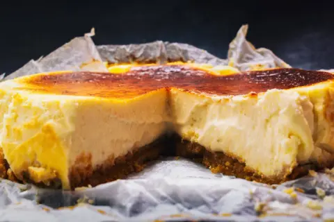 Ein cremiger Käsekuchen mit karamellisierter Kruste, perfekt für jedes cheesecake rezept.
