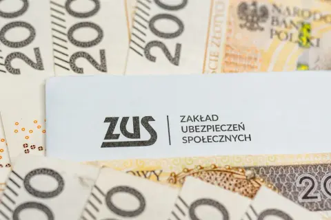 ZUS na tle banknotów 200 zł. Czy renta wdowia będzie działała wstecz? Pytanie o świadczenia z ZUS.