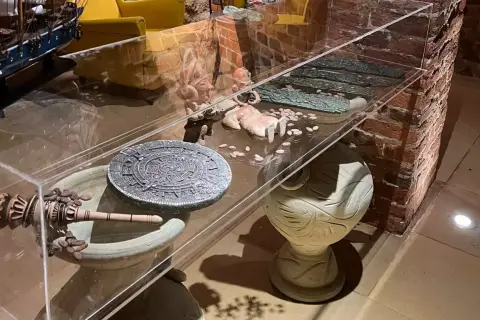 W muzeum czekolady Kraków zobaczysz historyczne narzędzia do produkcji kakao, kamienne kalendarze i figurki.