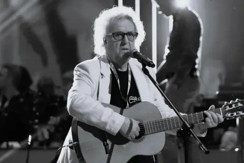 Kto śpiewał "Zegarmistrz światła purpurowy"? To on, z gitarą i charakterystyczną fryzurą, na scenie.